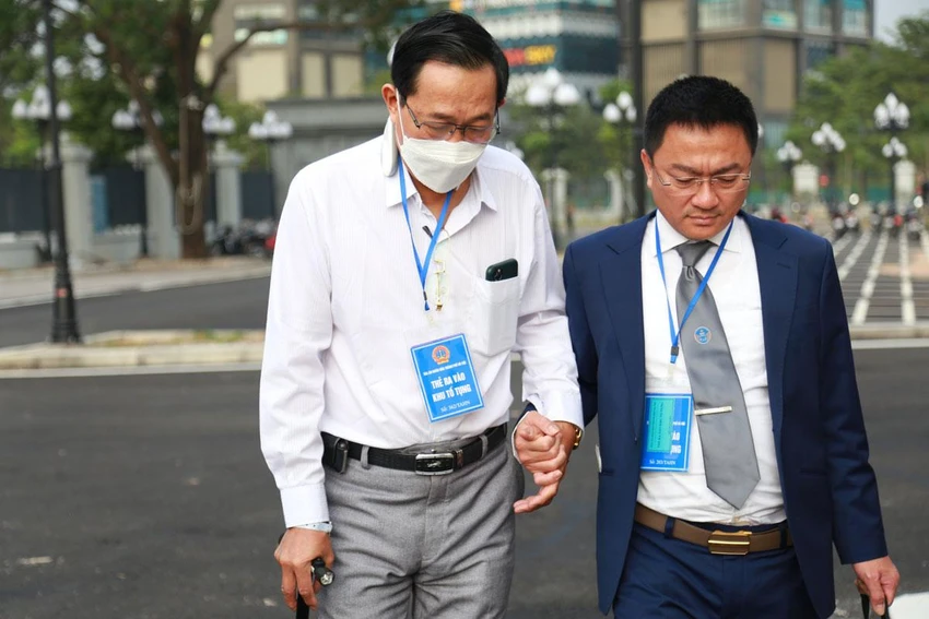Cựu thứ trưởng Cao Minh Quang được luật sư dìu vào phòng xử hôm 21-11. Ảnh: UYÊN TRANG Cựu thứ trưởng Cao Minh Quang được luật sư dìu vào phòng xử hôm 21-11. Ảnh: UYÊN TRANG