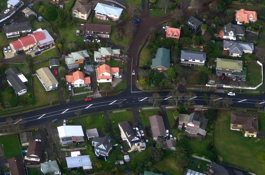 Nhà dân dọc tuyến đường ngoại ô ở TP Auckland (New Zealand). Ảnh: REUTERS Nhà dân dọc tuyến đường ngoại ô ở TP Auckland (New Zealand). Ảnh: REUTERS