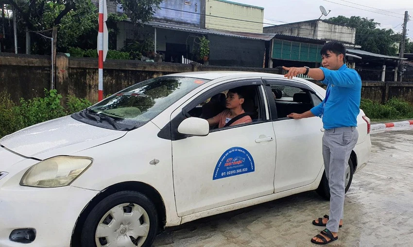 Hoạt động đào tạo lái xe tại Trung tâm 677-3T Ninh Thuận. Ảnh: H.HẢI Hoạt động đào tạo lái xe tại Trung tâm 677-3T Ninh Thuận. Ảnh: H.HẢI