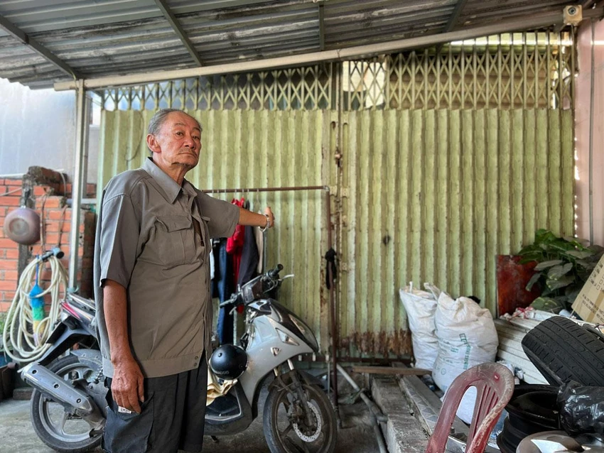 Lối đi trên đất công hiện đã bị bít kín để xây phòng trọ khiến gia đình ông Đồng phải đi nhờ đất người khác. Ảnh: HỮU ĐĂNG