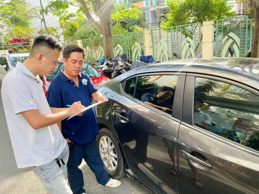 Một khách hàng đang kiểm tra nội, ngoại thất xe để thuê dịp tết. Ảnh: THY NHUNG Một khách hàng đang kiểm tra nội, ngoại thất xe để thuê dịp tết. Ảnh: THY NHUNG