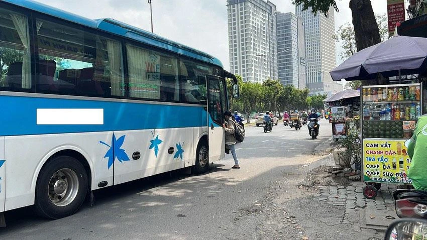 Một xe khách đón trả khách không đúng nơi quy định. Ảnh: ĐÀO TRANG Một xe khách đón trả khách không đúng nơi quy định. Ảnh: ĐÀO TRANG