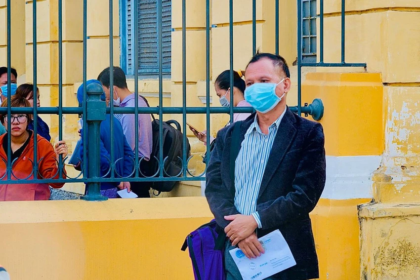 Ông Chiến thẫn thờ trong khuôn viên TAND TP.HCM. Ảnh: NGUYỆT NHI