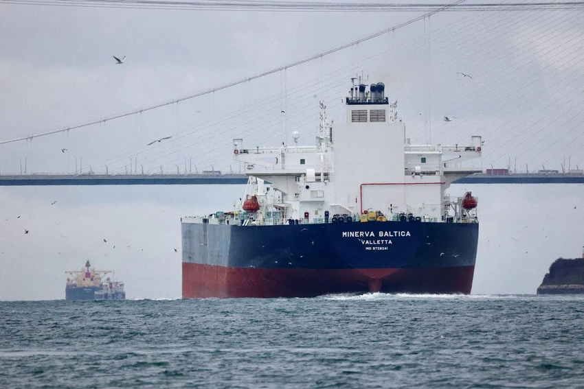 Tàu chở dầu thô Minerva Baltica treo cờ Malta bị kẹt ở eo biển Bosphorus của Thổ Nhĩ Kỳ trên đường đến Biển Đen ngày 10-12. Ảnh: REUTERS Tàu chở dầu thô Minerva Baltica treo cờ Malta bị kẹt ở eo biển Bosphorus của Thổ Nhĩ Kỳ trên đường đến Biển Đen ngày 10-12. Ảnh: REUTERS