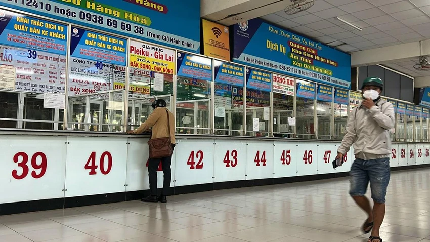 Khu vực quầy vé của Bến xe Miền Đông cũ chỉ có lác đác vài hành khách mua vé. Ảnh: ĐÀO TRANG Khu vực quầy vé của Bến xe Miền Đông cũ chỉ có lác đác vài hành khách mua vé. Ảnh: ĐÀO TRANG