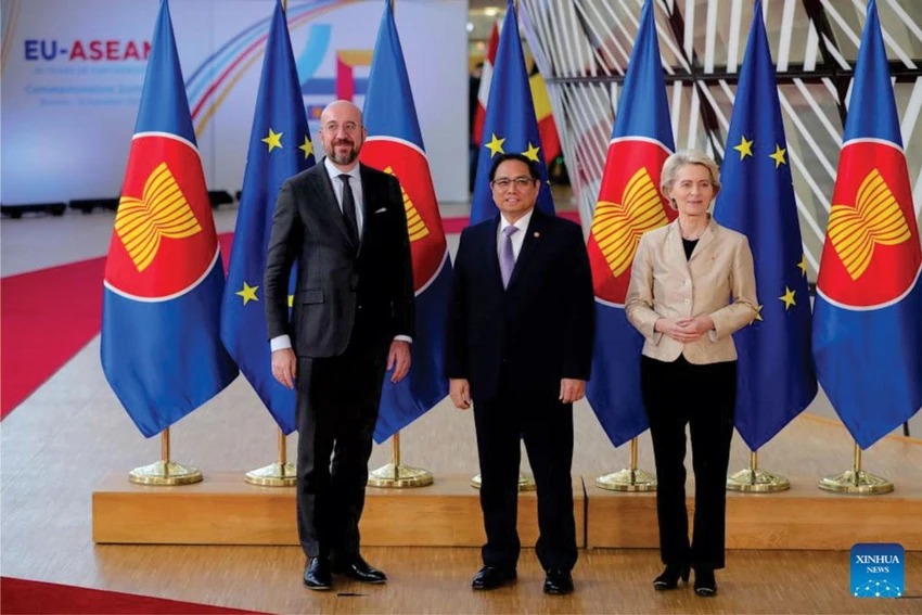 Chủ tịch Hội đồng châu Âu Charles Michel (trái), Thủ tướng Phạm Minh Chính và Chủ tịch Ủy ban châu Âu Ursula von der Leyen (phải) chụp ảnh chung tại Hội nghị thượng đỉnh EU - ASEAN ở Brussels (Bỉ) vào ngày 14-12. Ảnh: XINHUA Chủ tịch Hội đồng châu Âu Charles Michel (trái), Thủ tướng Phạm Minh Chính và Chủ tịch Ủy ban châu Âu Ursula von der Leyen (phải) chụp ảnh chung tại Hội nghị thượng đỉnh EU - ASEAN ở Brussels (Bỉ) vào ngày 14-12. Ảnh: XINHUA