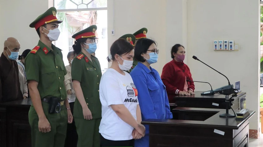 Hai bị cáo nghe tòa tuyên án. Ảnh: TK Hai bị cáo nghe tòa tuyên án. Ảnh: TK