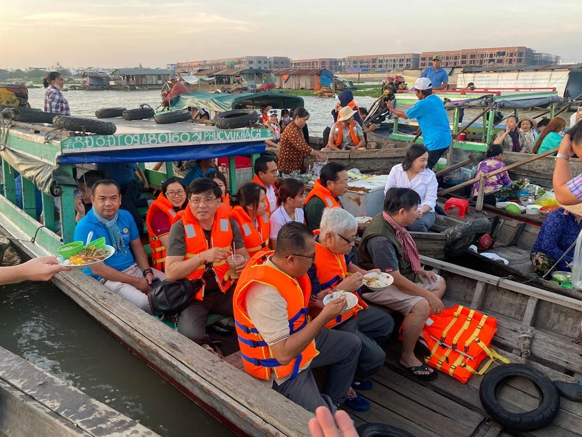 An Giang hấp dẫn du khách bằng các sản phẩm du lịch gắn với sông nước. Ảnh: HOÀNG HIẾU An Giang hấp dẫn du khách bằng các sản phẩm du lịch gắn với sông nước. Ảnh: HOÀNG HIẾU