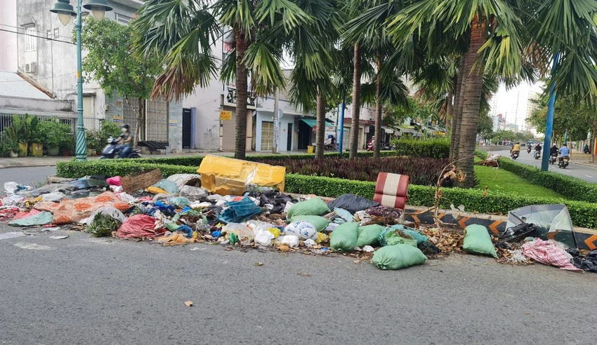 Rác thải cồng kềnh bỏ không đúng quy định gây ô nhiễm môi trường, mất mỹ quan đô thị. Ảnh: N.CHÂU Rác thải cồng kềnh bỏ không đúng quy định gây ô nhiễm môi trường, mất mỹ quan đô thị. Ảnh: N.CHÂU