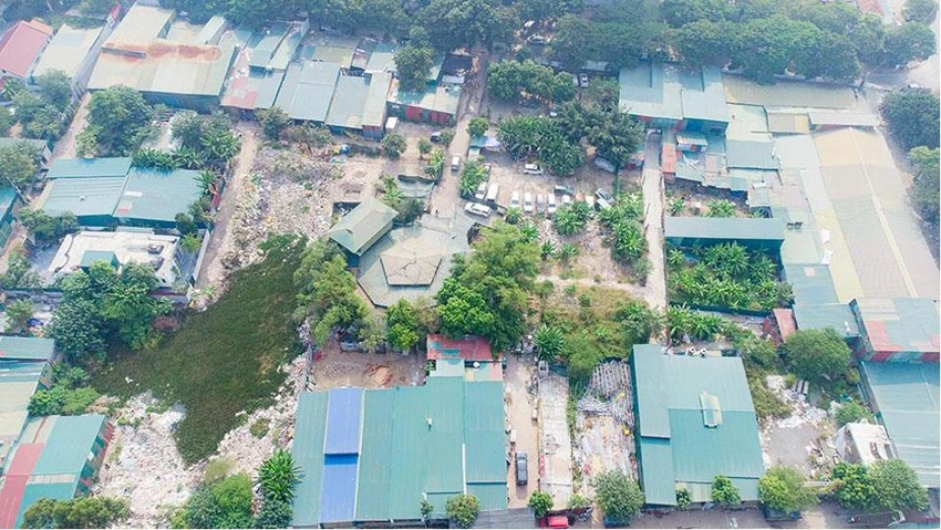 Hiện trạng Đầm Bông vào tháng 12-2022, phần mặt nước của đầm bị san lấp gần hết, nhà xưởng, kho bãi xây dựng trái phép mọc lên san sát. Ảnh: TRỌNG PHÚ Hiện trạng Đầm Bông vào tháng 12-2022, phần mặt nước của đầm bị san lấp gần hết, nhà xưởng, kho bãi xây dựng trái phép mọc lên san sát. Ảnh: TRỌNG PHÚ