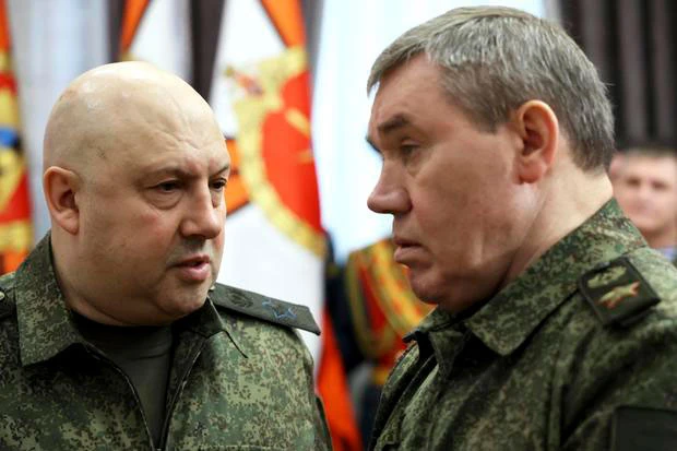 Tướng Sergei Surovikin - khi còn là chỉ huy chiến dịch quân sự của Nga tại Ukraine (trái) và tướng Valery Gerasimov - Tổng tham mưu trưởng Lực lượng vũ trang Nga (phải) cùng tháp tùng chuyến thăm của Tổng thống Nga Vladimir Putin tới Quân khu phía Nam vào ngày 31-12-2022. Ảnh: SPUTNIK/AP