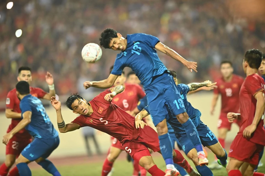 Sau tình huống này Văn Thanh tung cú sút tuyệt đẹp quân bình 2-2, mở ra hy vọng cho đội tuyển Việt Nam trước lượt về. Ảnh: HẢI THỊNH Sau tình huống này Văn Thanh tung cú sút tuyệt đẹp quân bình 2-2, mở ra hy vọng cho đội tuyển Việt Nam trước lượt về. Ảnh: HẢI THỊNH