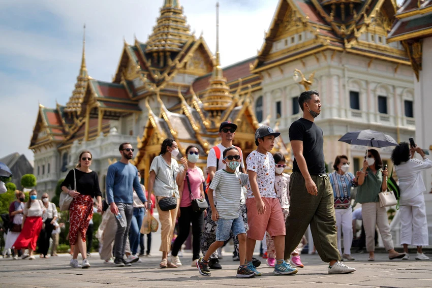 Khách du lịch đến thăm cung điện Hoàng gia Thái Lan ở thủ đô Bangkok (Thái Lan) ngày 9-1. Ảnh: REUTERS Khách du lịch đến thăm cung điện Hoàng gia Thái Lan ở thủ đô Bangkok (Thái Lan) ngày 9-1. Ảnh: REUTERS