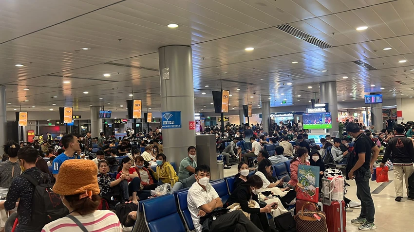 Những ngày cận tết, lượng khách dồn về sân bay Tân Sơn Nhất càng đông đúc. Ảnh: ĐÀO TRANG Những ngày cận tết, lượng khách dồn về sân bay Tân Sơn Nhất càng đông đúc. Ảnh: ĐÀO TRANG