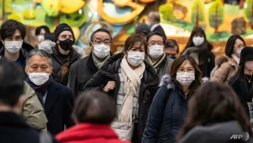 Người dân Nhật đeo khẩu trang khi ra ngoài để phòng bệnh COVID-19. Ảnh: AFP