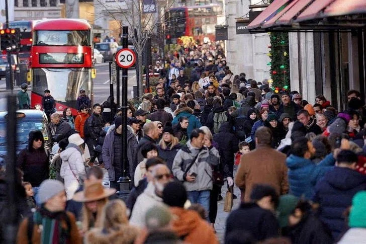 Người dân London (Anh) đổ xô “săn” hàng giảm giá, ngày 26-12-2022. Ảnh: REUTERS Người dân London (Anh) đổ xô “săn” hàng giảm giá, ngày 26-12-2022. Ảnh: REUTERS