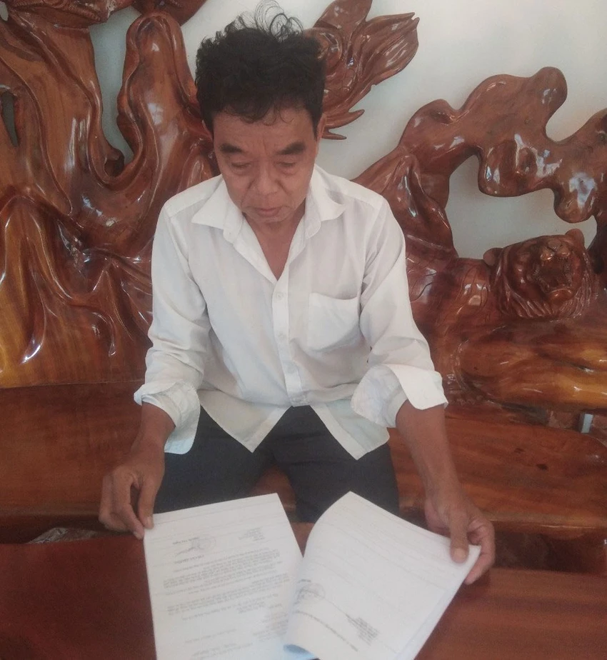Vợ chồng ông Nghị, bà Thu đã khiếu nại cơ quan thi hành án nhiều năm nay để lấy lại nhà và giấy tờ. Ảnh: ĐẶNG LÊ Vợ chồng ông Nghị, bà Thu đã khiếu nại cơ quan thi hành án nhiều năm nay để lấy lại nhà và giấy tờ. Ảnh: ĐẶNG LÊ