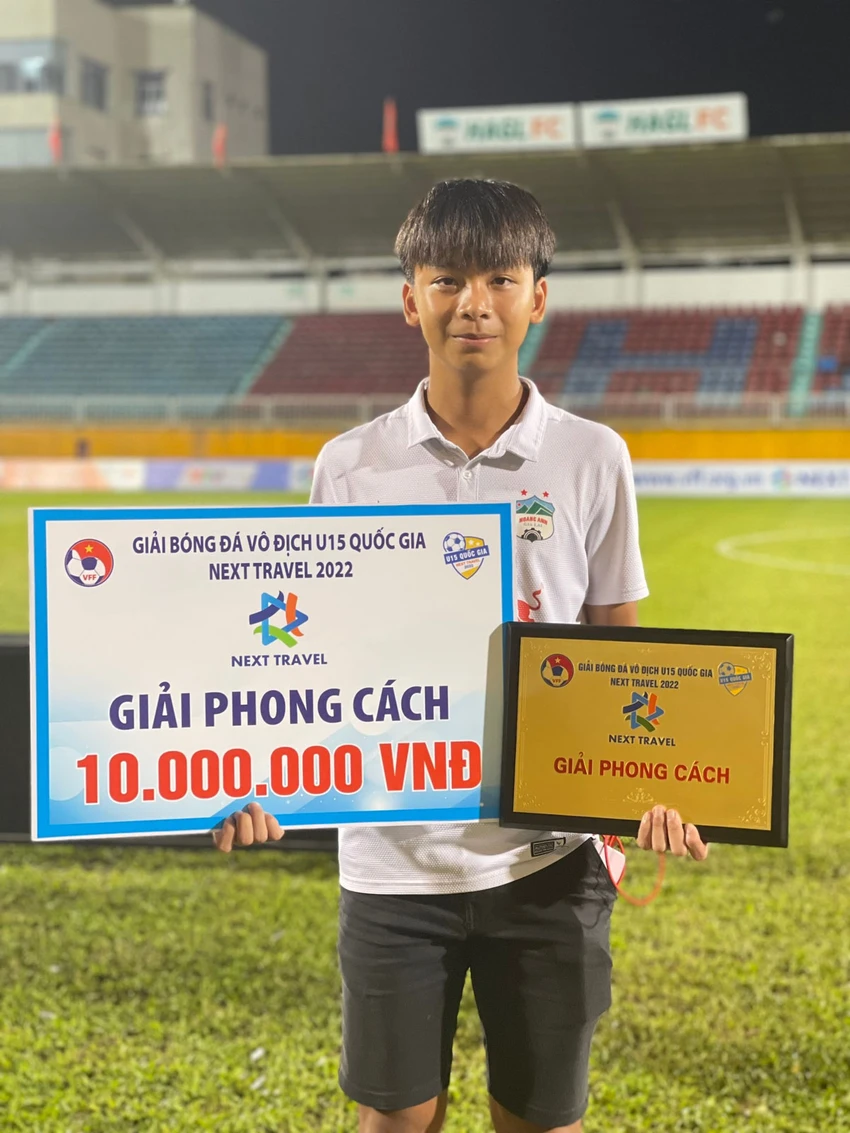 Hành động từ bỏ cơ hội lập hat trick để bác sĩ kịp vào sân sơ cứu cho cầu thủ đối phương cũng giúp U-15 HA Gia Lai ghi điểm đoạt giải Phong cách. Ảnh: CTV Hành động từ bỏ cơ hội lập hat trick để bác sĩ kịp vào sân sơ cứu cho cầu thủ đối phương cũng giúp U-15 HA Gia Lai ghi điểm đoạt giải Phong cách. Ảnh: CTV