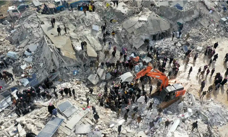 Chạy đua tìm kiếm người sống sót sau động đất ở Besnia, tỉnh Idlib do phiến quân kiểm soát của Syria, ngày 6-2. Ảnh: AFP/GETTY IMAGES Chạy đua tìm kiếm người sống sót sau động đất ở Besnia, tỉnh Idlib do phiến quân kiểm soát của Syria, ngày 6-2. Ảnh: AFP/GETTY IMAGES