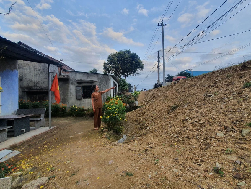 Bà Văn Thị Điệp bức xúc vì đường cao hơn nền nhà khiến mùa mưa nước chảy vào nhà. Ảnh: QN Bà Văn Thị Điệp bức xúc vì đường cao hơn nền nhà khiến mùa mưa nước chảy vào nhà. Ảnh: QN
