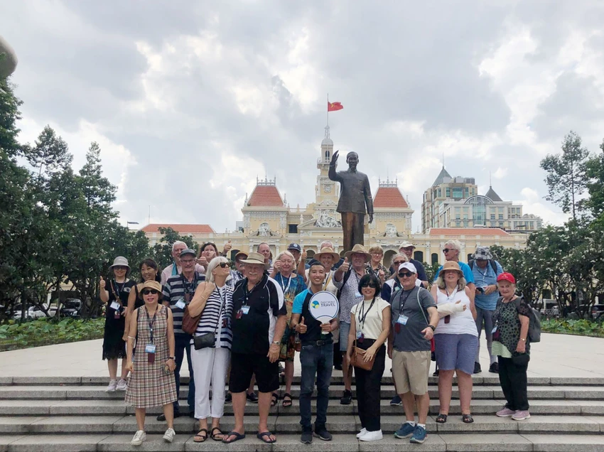 Khách quốc tế đến TP.HCM khám phá ngày càng nhiều. Trong ảnh: Các du khách chụp ảnh lưu niệm ở tượng đài Bác Hồ, trước UBND TP.HCM. Ảnh: T.TRINH Khách quốc tế đến TP.HCM khám phá ngày càng nhiều. Trong ảnh: Các du khách chụp ảnh lưu niệm ở tượng đài Bác Hồ, trước UBND TP.HCM. Ảnh: T.TRINH