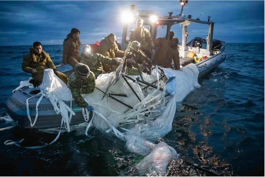 Các thủy thủ đang vớt khinh khí cầu TQ bị bắn rơi ngoài khơi bang South Carolina ngày 4-2. Ảnh: US NAVY/AFP Các thủy thủ đang vớt khinh khí cầu TQ bị bắn rơi ngoài khơi bang South Carolina ngày 4-2. Ảnh: US NAVY/AFP