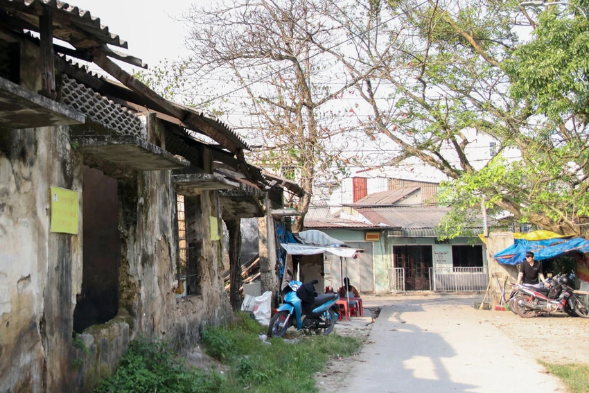 Dãy công trình nhà xưởng của Ty Công nghiệp tỉnh Bình Trị Thiên hiện bỏ hoang được lực lượng chức năng dán biển cảnh báo “khu vực nguy hiểm cấm đến gần”. Ảnh: V.LUÂN