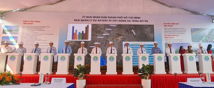 Lãnh đạo TP tham dự lễ khởi công dự án cải tạo môi trường kênh Tham Lương - Bến Cát - rạch Nước Lên. Ảnh: NGUYỄN CHÂU Lãnh đạo TP tham dự lễ khởi công dự án cải tạo môi trường kênh Tham Lương - Bến Cát - rạch Nước Lên. Ảnh: NGUYỄN CHÂU