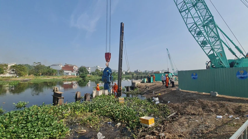 Ngay sau lễ khởi công, đơn vị thi công đã bắt đầu công tác thi công dự án. Ảnh: NGUYỄN CHÂU Ngay sau lễ khởi công, đơn vị thi công đã bắt đầu công tác thi công dự án. Ảnh: NGUYỄN CHÂU