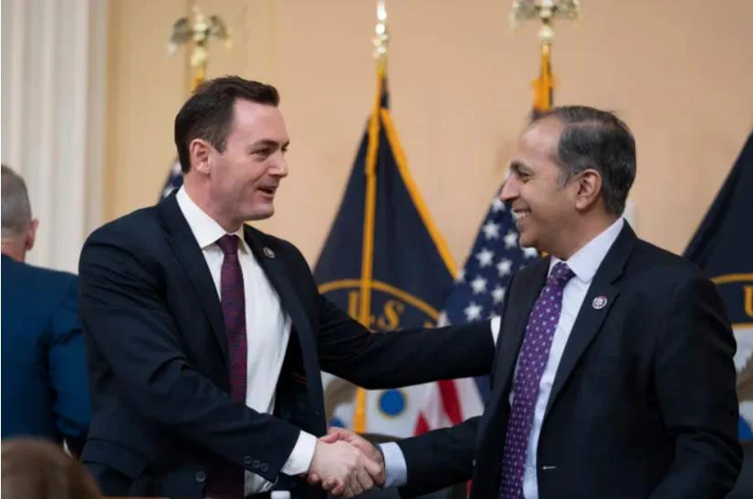 Hạ nghị sĩ đảng Cộng hòa Mike Gallagher (trái) và hạ nghị sĩ đảng Dân chủ Raja Krishnamoorthi - hai nhân vật lãnh đạo Ủy ban đặc biệt về cạnh tranh chiến lược Mỹ - Trung thuộc Hạ viện Mỹ. Ảnh: AP Hạ nghị sĩ đảng Cộng hòa Mike Gallagher (trái) và hạ nghị sĩ đảng Dân chủ Raja Krishnamoorthi - hai nhân vật lãnh đạo Ủy ban đặc biệt về cạnh tranh chiến lược Mỹ - Trung thuộc Hạ viện Mỹ. Ảnh: AP