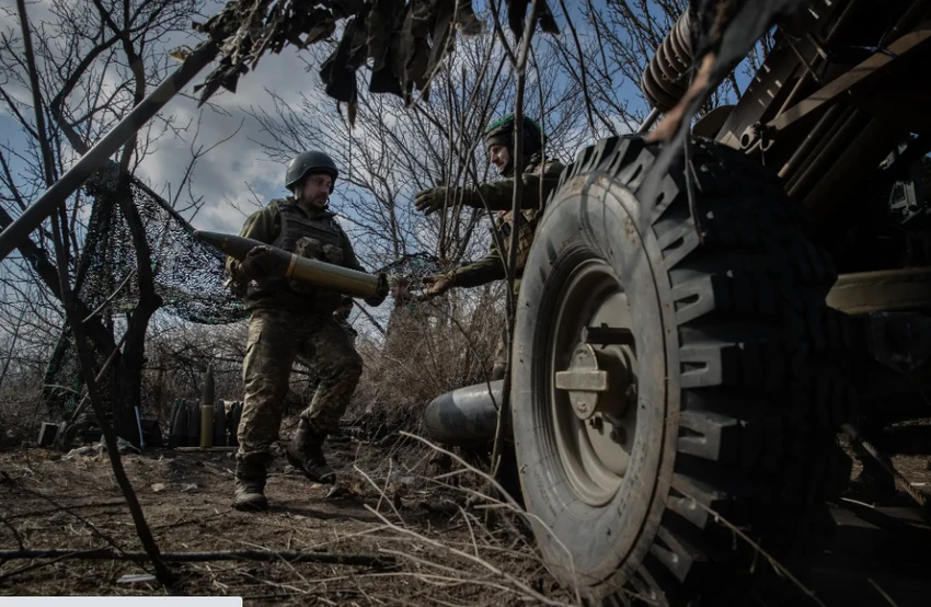Lính Ukraine nạp đạn pháo ở chiến trường Donbass, miền đông Ukraine hôm 5-3. Ảnh: THE NEW YORK TIMES