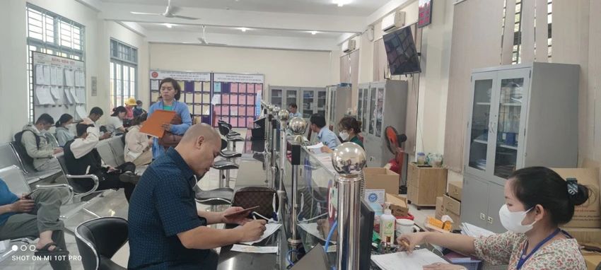 Người dân đến UBND phường 5, quận Gò Vấp thực hiện các thủ tục hành chính. Ảnh: NH Người dân đến UBND phường 5, quận Gò Vấp thực hiện các thủ tục hành chính. Ảnh: NH