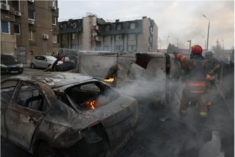 Dập lửa tại Kiev (Ukraine) sau vụ tấn công bằng tên lửa của Nga vào ngày 9-3. Ảnh: REUTERS Dập lửa tại Kiev (Ukraine) sau vụ tấn công bằng tên lửa của Nga vào ngày 9-3. Ảnh: REUTERS