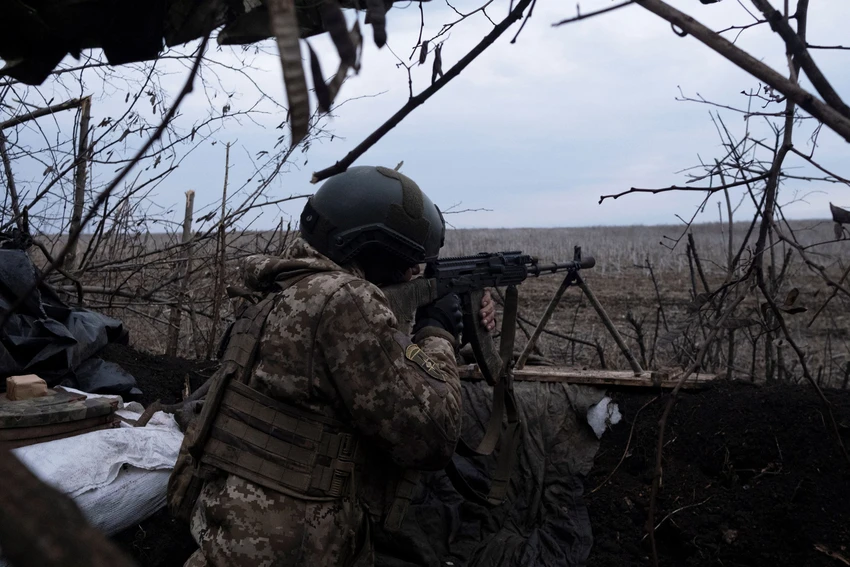 Một binh sĩ Ukraine khai hỏa về phía vị trí quân Nga gần TP Bakhmut, tỉnh Donetsk ngày 13-3. Ảnh: AFP