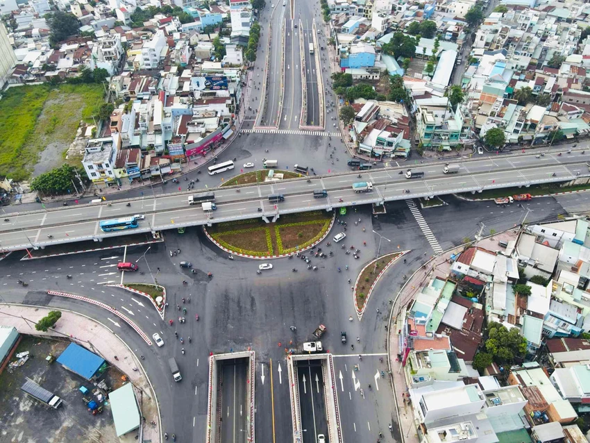 Nút giao Quốc lộ 1 và Quốc lộ 22 khu vực chỗ hầm chui An Sương, quận 12. Ảnh: ĐÀO TRANG Nút giao Quốc lộ 1 và Quốc lộ 22 khu vực chỗ hầm chui An Sương, quận 12. Ảnh: ĐÀO TRANG