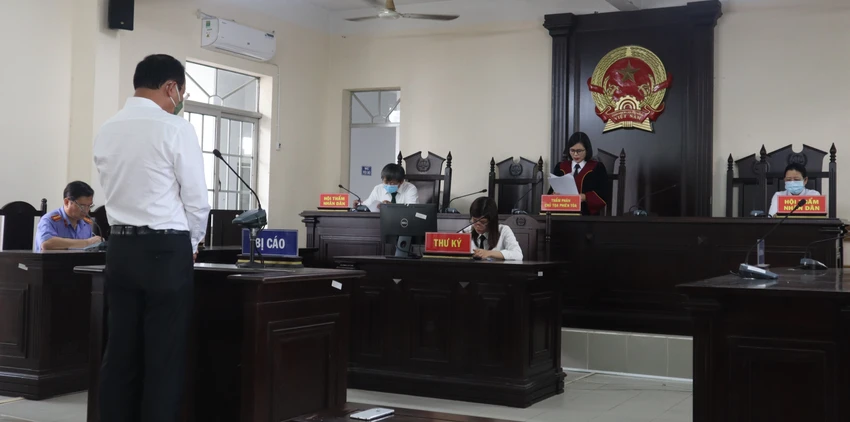 Bị cáo nghe tòa tuyên án. Ảnh: KL Bị cáo nghe tòa tuyên án. Ảnh: KL