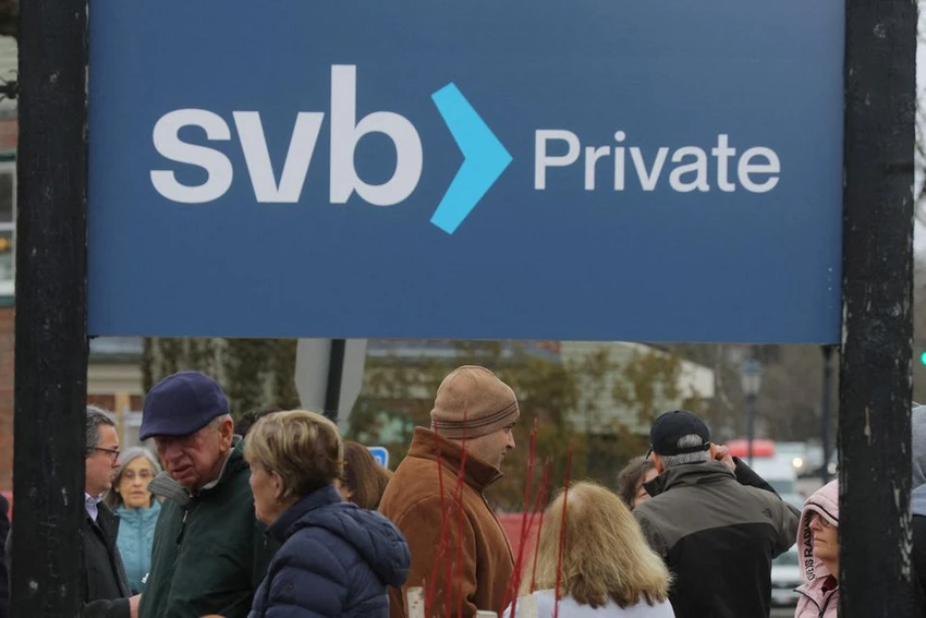 Khách hàng xếp hàng chờ bên ngoài một chi nhánh của Ngân hàng Silicon Valley Bank ở TP Wellesley, bang Massachusetts (Mỹ) ngày 13-3. Ảnh: REUTERS Khách hàng xếp hàng chờ bên ngoài một chi nhánh của Ngân hàng Silicon Valley Bank ở TP Wellesley, bang Massachusetts (Mỹ) ngày 13-3. Ảnh: REUTERS