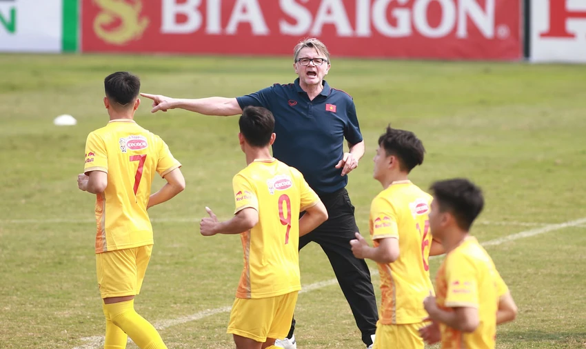 HLV Troussier cùng các học trò nóng lòng ra mắt ở Doha Cup. Ảnh: ANH PHƯƠNG