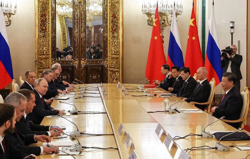 Phái đoàn Nga do Tổng thống Vladimir Putin dẫn đầu (trái) hội đàm với phái đoàn Trung Quốc do Chủ tịch Tập Cận Bình dẫn đầu tại Moscow (Nga) vào ngày 21-3. Ảnh: TASS Phái đoàn Nga do Tổng thống Vladimir Putin dẫn đầu (trái) hội đàm với phái đoàn Trung Quốc do Chủ tịch Tập Cận Bình dẫn đầu tại Moscow (Nga) vào ngày 21-3. Ảnh: TASS