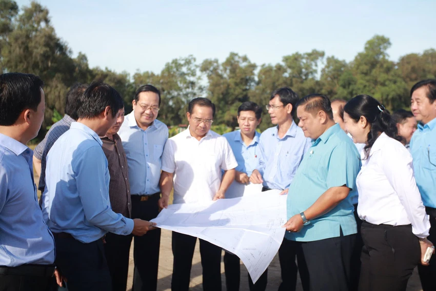 Bí thư Tỉnh ủy Long An Nguyễn Văn Được (giữa, áo trắng) kiểm tra thực địa dự án hồi tháng 2. Ảnh: HD