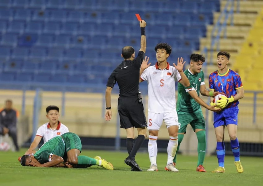 Hai chiếc thẻ đỏ ở đầu và cuối trận thua đậm Iraq 0-3 cũng đã giúp HLV Troussier có thêm nhiều điểm cần khắc phục cho học trò. Ảnh: VFF