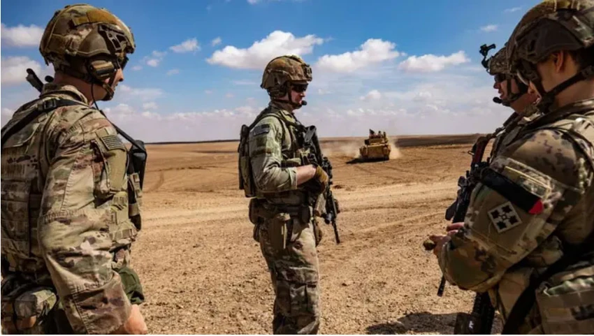Các tay súng thuộc chiến dịch đặc biệt của Các lực lượng Dân chủ Syria (SDF) và binh sĩ liên quân chống khủng bố do Mỹ lãnh đạo tập trận sử dụng vũ khí hạng nặng ở vùng nông thôn tỉnh Deir ez-Zor (Syria) ngày 25-3. Ảnh: AFP/GETTY IMAGES