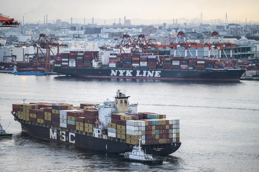 Tàu chở hàng ra vào TP cảng Felixstowe của Anh hồi tháng 2. Ảnh: AFP