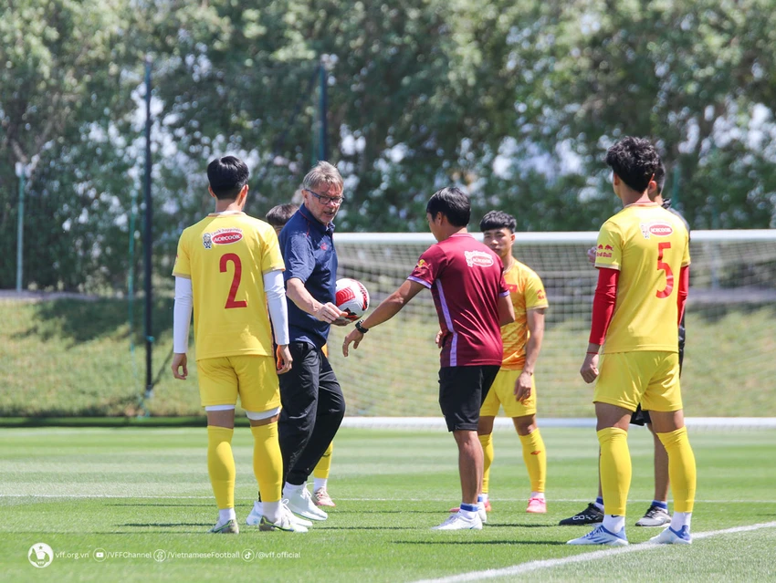 HLV Troussier đang tính nước cờ khó ở SEA Games 32. Ảnh: VFF HLV Troussier đang tính nước cờ khó ở SEA Games 32. Ảnh: VFF