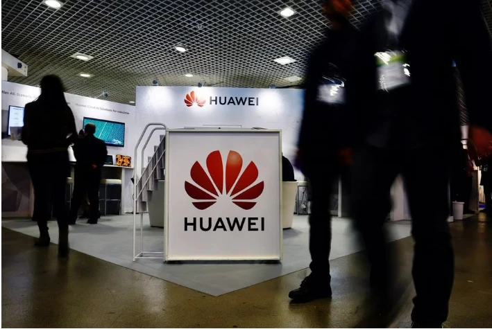 Khách tham quan đi ngang qua một gian hàng Huawei tại Liên hoan Cannes trí tuệ nhân tạo thế giới (WAICF) ở Cannes (Pháp) vào ngày 10-2. Ảnh: REUTERS Khách tham quan đi ngang qua một gian hàng Huawei tại Liên hoan Cannes trí tuệ nhân tạo thế giới (WAICF) ở Cannes (Pháp) vào ngày 10-2. Ảnh: REUTERS