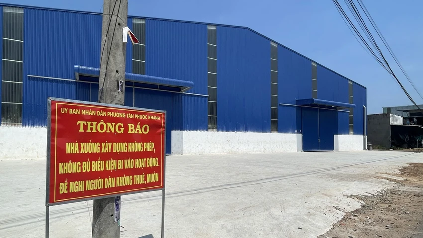 Biển cảnh báo về nhà xưởng không phép tại phường Tân Phước Khánh, thị xã Tân Uyên. Ảnh: LÊ ÁNH - TRẦN NGỌC