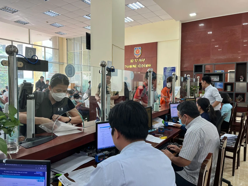 Người dân thực hiện thủ tục hành chính tại bộ phận một cửa Sở Tư pháp TP.HCM. Ảnh: HỮU ĐĂNG Người dân thực hiện thủ tục hành chính tại bộ phận một cửa Sở Tư pháp TP.HCM. Ảnh: HỮU ĐĂNG