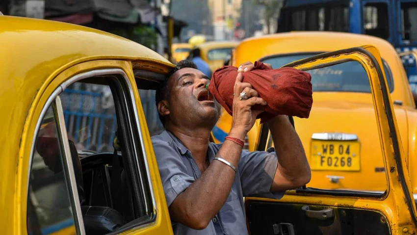 Tài xế taxi uống nước chống sốc nhiệt trong buổi chiều nắng nóng ở TP Kolkata, bang West Bengal (Ấn Độ) vào ngày 18-4. Nắng nóng kỷ lục ở Ấn Độ dự kiến sẽ còn kéo dài nhiều ngày nữa. Ảnh: GETTY IMAGES