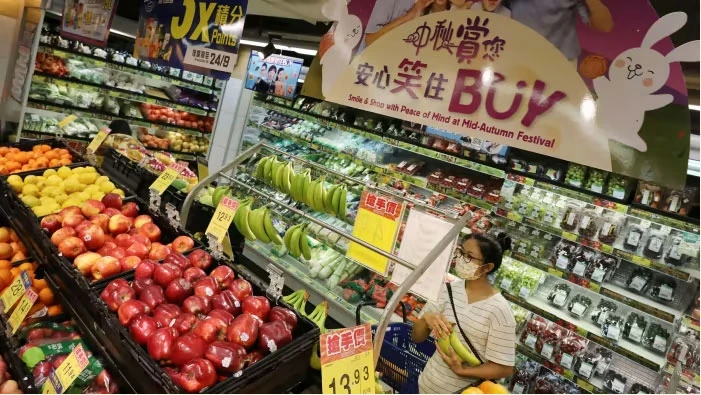 Giá các mặt hàng tạp hóa ở Hong Kong tăng trung bình 10% so với trước dịch COVID-19, trong đó thực phẩm đóng hộp tăng ít nhất 30%. Một lý do vì Hong Kong nhập khẩu phần lớn thực phẩm cho nhu cầu. Ảnh: SCMP Giá các mặt hàng tạp hóa ở Hong Kong tăng trung bình 10% so với trước dịch COVID-19, trong đó thực phẩm đóng hộp tăng ít nhất 30%. Một lý do vì Hong Kong nhập khẩu phần lớn thực phẩm cho nhu cầu. Ảnh: SCMP