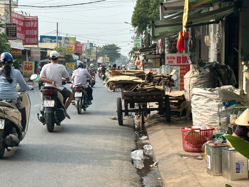Một vựa phế liệu chiếm dụng vỉa hè ở huyện Hóc Môn. Ảnh: TRẦN MINH Một vựa phế liệu chiếm dụng vỉa hè ở huyện Hóc Môn. Ảnh: TRẦN MINH